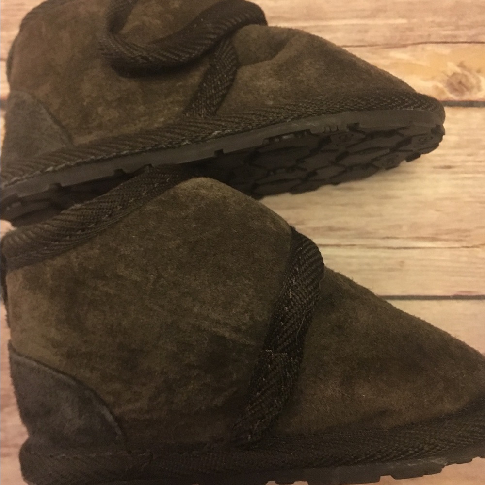 Emu baby boots 6-12 months run big